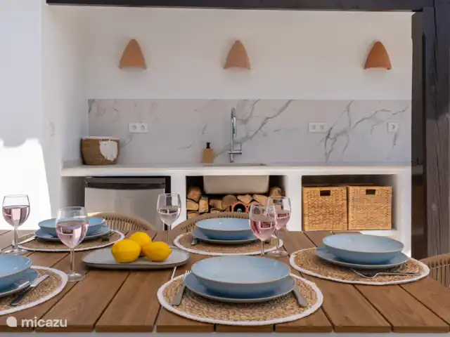 Heerlijk eten op het terras bij de buitenkeuken